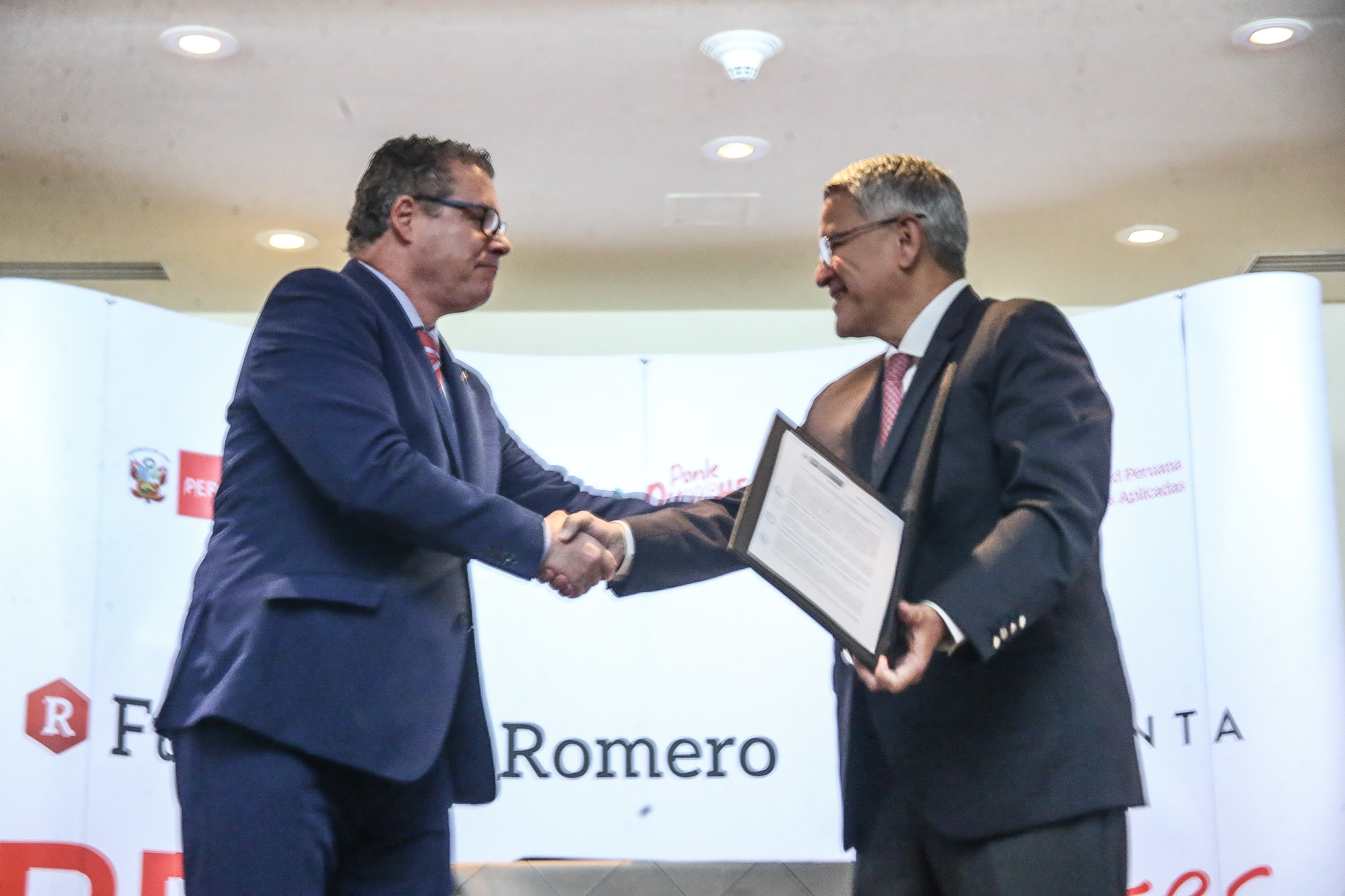 La iniciativa atiende necesidades de infraestructura y mobiliario en colegios públicos, fomentando la corresponsabilidad y colaboración entre el Estado y empresas