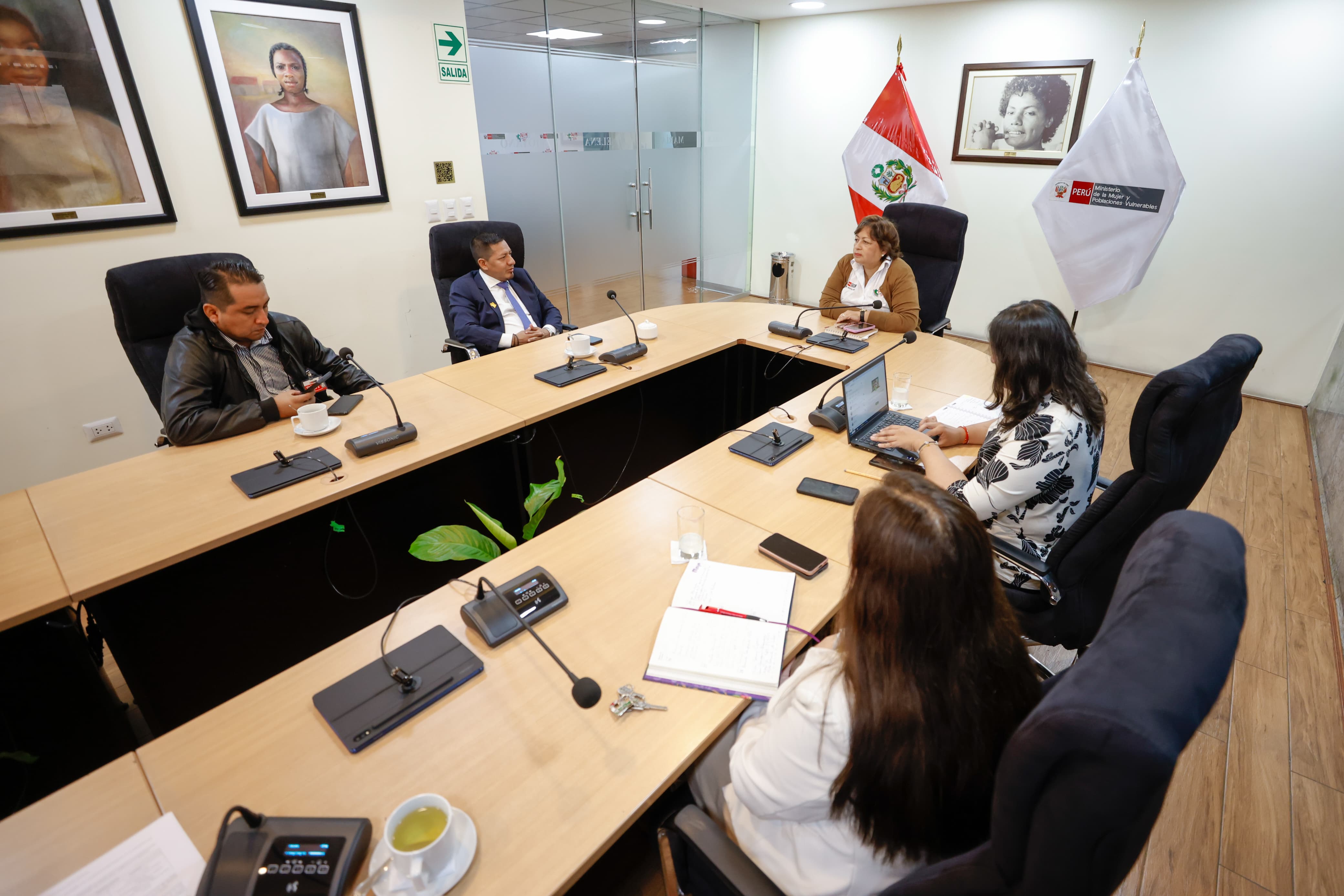 Ministra de la Mujer y gobernador de Loreto articulan acciones a favor de la niñez y población vulnerable
