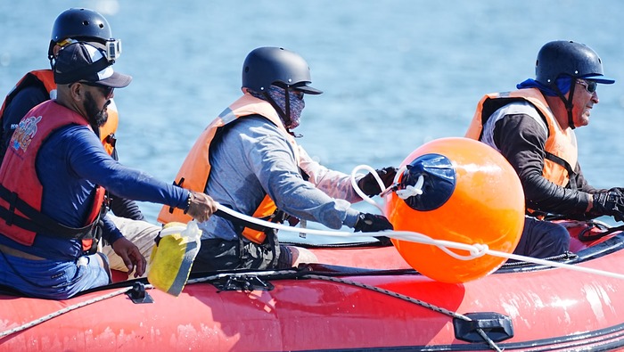 Perú entrena a brigadas para rescatar ballenas atrapadas en redes: clausuran curso clave en Piura