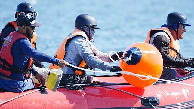 Perú entrena a brigadas para rescatar ballenas atrapadas en redes: clausuran curso clave en Piura