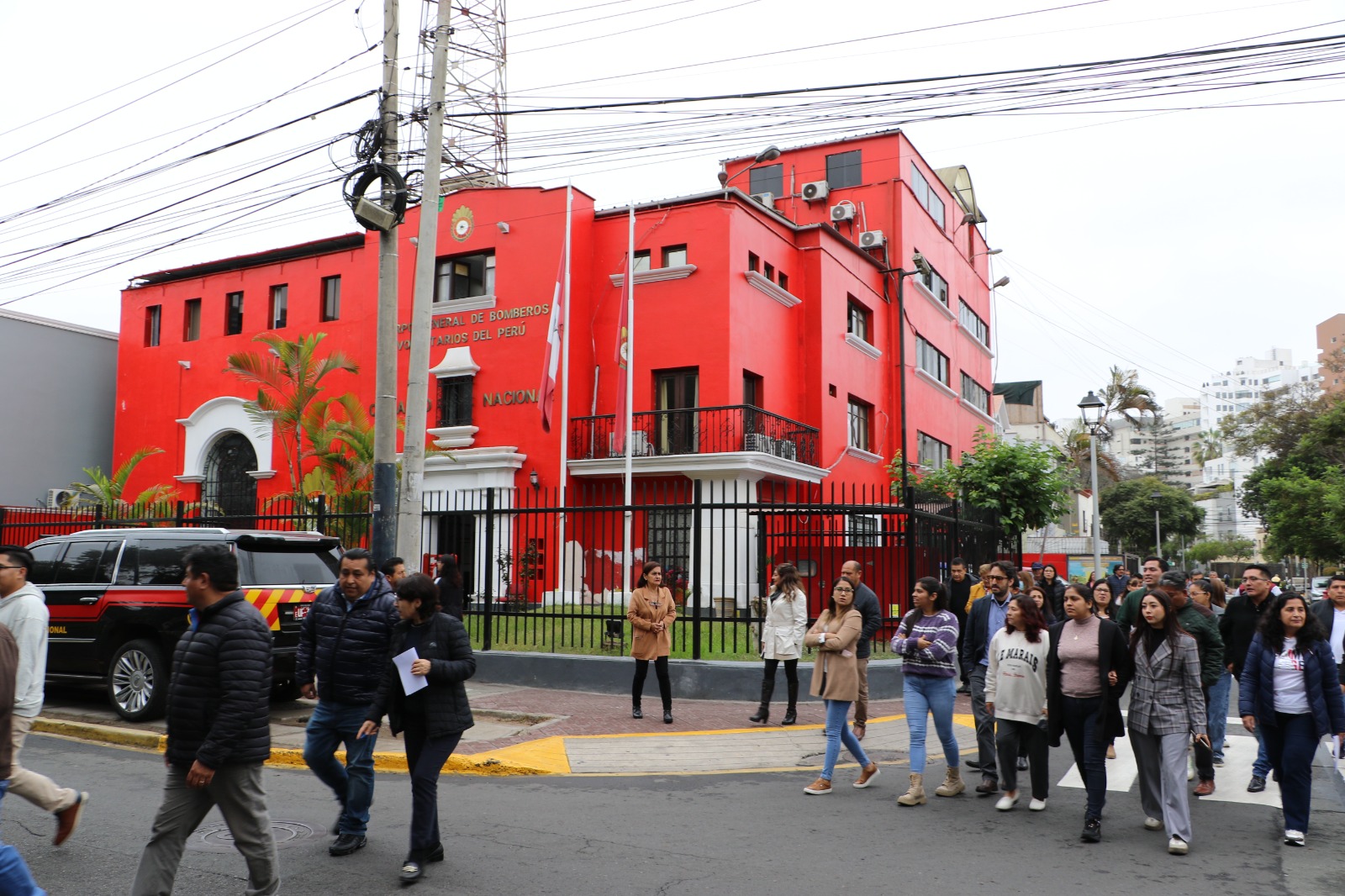 En la sede central de San Isidro, el personal administrativo evacuó de forma calmada y disciplinada
