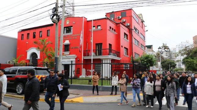 En la sede central de San Isidro, el personal administrativo evacuó de forma calmada y disciplinada