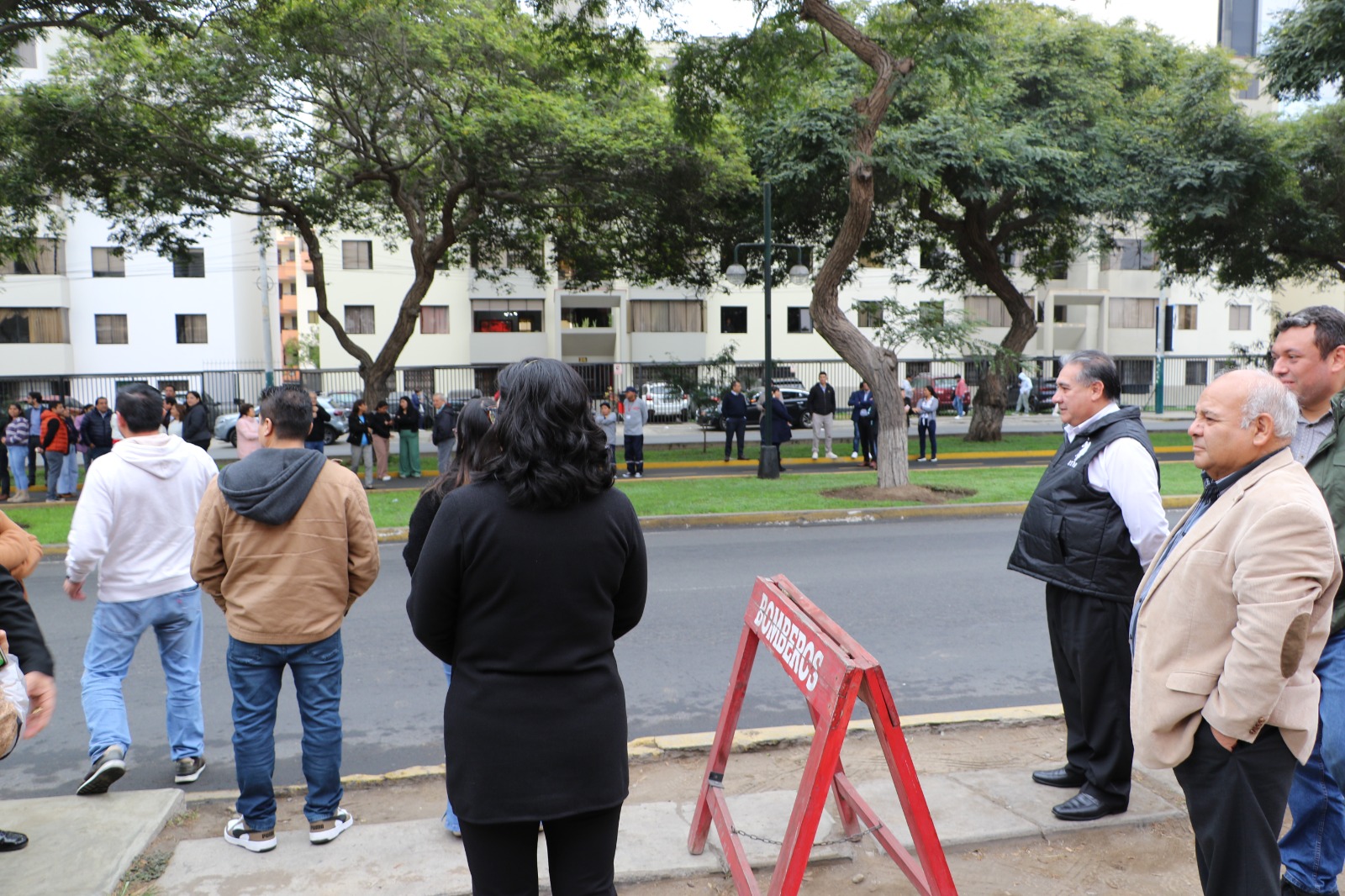 En la sede central de San Isidro, el personal administrativo evacuó de forma calmada y disciplinada