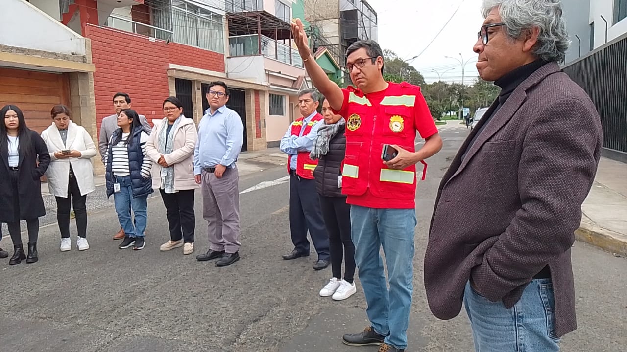 En la sede central de San Isidro, el personal administrativo evacuó de forma calmada y disciplinada