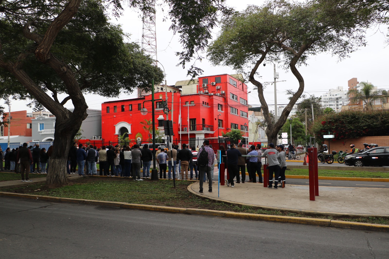 En la sede central de San Isidro, el personal administrativo evacuó de forma calmada y disciplinada