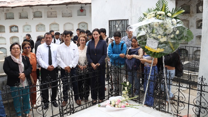 Romería en tumba de Felipe Cossio del Pomar