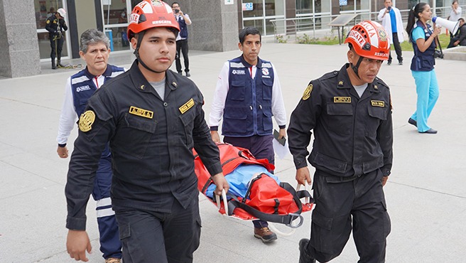 Foto realizan simulacro ante sismo y peligros asociados en el Hospital Regional Lambayeque