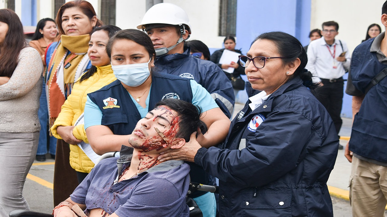 Atendiendo a los heridos. 