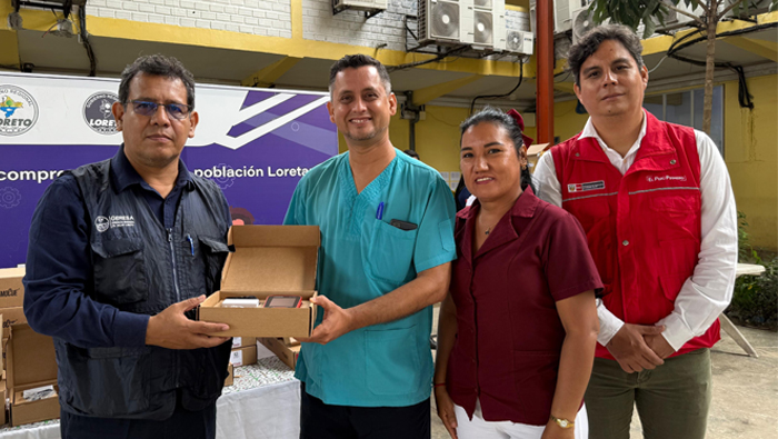 Foto de funcionarios y representantes de centros de salud en la entrega de 110 hemoglobinómetros.
