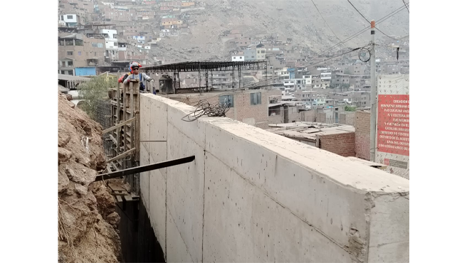 Durante la jornada, se evidenció el progreso en los trabajos de infraestructura que incluyen nuevas pistas, veredas, muros de contención y alumbrado público en la calle Víctor Chalco. Estas intervenciones forman parte de un plan integral para mejorar la calidad de vida en las zonas altas del distrito. o
En los pasajes Vicus, Wari, Recuay, Cotosh Palma y la calle Virú, se están edificando escaleras de concreto que facilitarán el acceso seguro de los vecinos. Además, se están construyendo tres muros de contención en la calle Arapana, así como pistas, veredas y pavimento estampado en la calle Víctor Chalco.Cabe destacar que los muros de contención están diseñados para evitar deslizamientos de tierra desde las faldas del cerro, brindando mayor seguridad a las viviendas del sector.
Por otro lado, en el pasaje Alameda se están instalando sardineles que permitirán la siembra de plantas ornamentales, embelleciendo así el entorno urbano. También se ejecutan labores de mejora del alumbrado público mediante la instalación de luminarias en postes.
La obra, de gran envergadura, se estima culminará a finales de junio de este año. Esta transformación urbana representa un avance significativo que impactará positivamente en la vida de cientos de familias de la parte alta de El Agustino.
La Municipalidad reafirma su compromiso con el desarrollo urbano y social del distrito, haciendo realidad obras que por muchos años fueron postergadas.