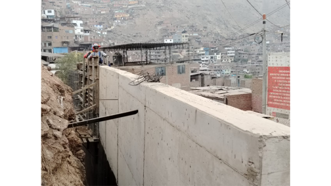 Durante la jornada, se evidenció el progreso en los trabajos de infraestructura que incluyen nuevas pistas, veredas, muros de contención y alumbrado público en la calle Víctor Chalco. Estas intervenciones forman parte de un plan integral para mejorar la calidad de vida en las zonas altas del distrito. o 
En los pasajes Vicus, Wari, Recuay, Cotosh Palma y la calle Virú, se están edificando escaleras de concreto que facilitarán el acceso seguro de los vecinos. Además, se están construyendo tres muros de contención en la calle Arapana, así como pistas, veredas y pavimento estampado en la calle Víctor Chalco.Cabe destacar que los muros de contención están diseñados para evitar deslizamientos de tierra desde las faldas del cerro, brindando mayor seguridad a las viviendas del sector.
Por otro lado, en el pasaje Alameda se están instalando sardineles que permitirán la siembra de plantas ornamentales, embelleciendo así el entorno urbano. También se ejecutan labores de mejora del alumbrado público mediante la instalación de luminarias en postes.
La obra, de gran envergadura, se estima culminará a finales de junio de este año. Esta transformación urbana representa un avance significativo que impactará positivamente en la vida de cientos de familias de la parte alta de El Agustino.
La Municipalidad reafirma su compromiso con el desarrollo urbano y social del distrito, haciendo realidad obras que por muchos años fueron postergadas.