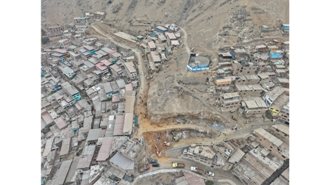 Gracias al uso de maquinaria pesada y especializada 🚜, se está retirando una gran cantidad de rocas y nivelando el terreno para dar paso a la edificación de muros de contención 🧱. Estas estructuras brindarán seguridad a las familias del sector, el cual estuvo olvidado por más de 40 años. Hoy, esta obra representa el inicio de una transformación esperada por décadas⏳➡️🌟.
Con una inversión superior a los 6 millones de soles💰 y un plazo de ejecución de 150 días (5 meses) ⏱️, el proyecto contempla la habilitación de una vía completamente transitable, acompañada por muros de contención, escaleras seguras y veredas accesibles. 🚶‍♂️🛤️
La supervisión de obra se realiza de forma diaria para asegurar que cada avance cumpla con los estándares técnicos y de calidad establecidos. ✅📋
Este proyecto no solo representa una mejora en infraestructura, sino un cambio significativo en la vida de cientos de familias. Lo que antes era un terreno de tierra y riesgo ⚠️, pronto se convertirá en un espacio ordenado, seguro y digno para todos los vecinos. 🏡
La calle Cupisnique está más cerca que nunca de convertirse en una vía moderna que conecte sueños, progreso y bienestar. ✨