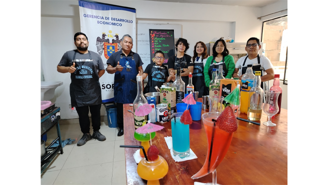 Lugar: Centro Municipal de Desarrollo Empresarial
Matrícula: S/10
Mensualidad: S/70
Duración: 7 meses
Sábados de 3:00 p.m. a 6:00 p.m.
Whatsapp 989501901
Los alumnos aprenderán a preparar cócteles , manejar la etiqueta y desenvolverse con seguridad en eventos sociales . Esto les abrirá la puerta a empleos en reuniones, bares, hoteles o incluso iniciar su propio negocio .
Al finalizar, se entregará un certificado oficial que respalda la formación recibida.
Con esta iniciativa, la Municipalidad reafirma su compromiso con el desarrollo personal y profesional de sus vecinos , brindando herramientas que impulsan el emprendimiento y el acceso a mejores oportunidades laborales .