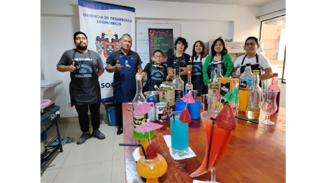 Lugar: Centro Municipal de Desarrollo Empresarial 
Matrícula: S/10
Mensualidad: S/70
Duración: 7 meses
Sábados de 3:00 p.m. a 6:00 p.m.
Whatsapp 989501901
Los alumnos aprenderán a preparar cócteles , manejar la etiqueta  y desenvolverse con seguridad en eventos sociales . Esto les abrirá la puerta a empleos en reuniones, bares, hoteles o incluso iniciar su propio negocio .
Al finalizar, se entregará un certificado oficial  que respalda la formación recibida.
Con esta iniciativa, la Municipalidad reafirma su compromiso con el desarrollo personal y profesional de sus vecinos , brindando herramientas que impulsan el emprendimiento y el acceso a mejores oportunidades laborales .