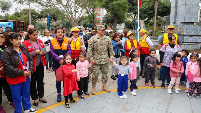 Vecinos, estudiantes y autoridades participaron activamente en el ejercicio que busca fortalecer la cultura de prevención ante desastres.