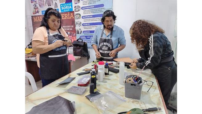 Esta iniciativa no solo enseña un arte, sino que abre las puertas al emprendimiento para decenas de vecinos del distrito.
El taller ofrece a los participantes la oportunidad de aprender a fabricar billeteras, llaveros, carteras, correas y más, todo hecho en cuero genuino y con técnicas 100% artesanales.
Cada clase es una experiencia práctica en la que se aprende desde el diseño hasta el acabado final del producto, generando así ingresos que te permitirá trabajar desde casa creando tu propio negocio obteniendo un certificado al final del curso que respaldará lo aprendido.
Matricula: 10 soles
Mensualidad: 70 soles
Horario de clases: Lunes y miércoles de 9am a 12 pm
Duración: de 4 meses a 1 año
Horario de atención: Lunes a viernes de 8am a 5 pm y los sábados de 8am a 1pm
Whatsapp: 989501901
Con este tipo de actividades la Municipalidad de El Agustino continúa apostando por más talentos en nuestro distrito y a la vez fortaleciendo capacidades productivas en la comunidad.