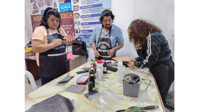 Esta iniciativa no solo enseña un arte, sino que abre las puertas al emprendimiento para decenas de vecinos del distrito.
El taller ofrece a los participantes la oportunidad de aprender a fabricar billeteras, llaveros, carteras, correas y más, todo hecho en cuero genuino y con técnicas 100% artesanales. 
Cada clase es una experiencia práctica en la que se aprende desde el diseño hasta el acabado final del producto, generando así ingresos que te permitirá trabajar desde casa creando tu propio negocio obteniendo un certificado al final del curso  que respaldará lo aprendido. 
Matricula: 10 soles
Mensualidad: 70 soles
Horario de clases: Lunes y miércoles de 9am a 12 pm 
Duración: de 4 meses a 1 año
Horario de atención: Lunes a viernes de 8am a 5 pm y los sábados de 8am a 1pm 
 Whatsapp: 989501901 
Con este tipo de actividades la Municipalidad de El Agustino continúa apostando por más talentos en nuestro distrito y a la vez fortaleciendo capacidades productivas en la comunidad.