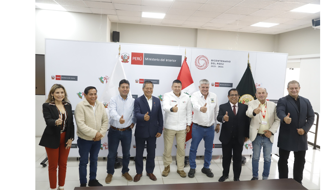 Este importante encuentro tuvo como objetivo principal fortalecer el trabajo articulado con el Ministerio del Interior para enfrentar de manera conjunta uno de los principales desafíos que afectan a nuestra comunidad: la inseguridad ciudadana.
Durante la reunión se plantearon diversas estrategias, como el refuerzo del patrullaje integrado, el intercambio constante de información entre distritos y el despliegue coordinado de acciones preventivas.