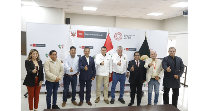 Este importante encuentro tuvo como objetivo principal fortalecer el trabajo articulado con el Ministerio del Interior para enfrentar de manera conjunta uno de los principales desafíos que afectan a nuestra comunidad: la inseguridad ciudadana.
Durante la reunión se plantearon diversas estrategias, como el refuerzo del patrullaje integrado, el intercambio constante de información entre distritos y el despliegue coordinado de acciones preventivas.