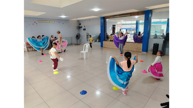 El Taller de Marinera ofrece a niños, jóvenes y adultos, la oportunidad de aprender uno de los bailes más representativos del Perú, combinando ritmo, elegancia y tradición, mostrando pasos, coreografías y técnicas, que promuevan el amor por nuestras raíces culturales.
Por su parte, el Taller de Box brinda una alternativa saludable para mejorar la condición física y aprender disciplina, desarrollando habilidades como la coordinación, la fuerza y la resistencia, en un ambiente seguro y guiado por un entrenador capacitado.
Marinera 💃 💃
L-M-V 5:00 p.m.-6:00 p.m. (Nuevos)
L-M-V 6:00 p.m. 7:00 p.m. (9-12 años)
L-M-V 7:00 p.m. 8:00 p.m. (13-17 años)
L-M-V 8:00 p.m. 9:00 p.m. (adultos)
Precio: S/70
Boxeo 🥊 🥊
L-M-V 6:00 p.m. 7:00 p.m. (17 años a +)
Precio: S/70
Lugar: Casa de la Mujer sito en Jirón Ancash cdra. 23, referencia costado de Tottus.
Ambos talleres te permiten conseguir una excelente forma de crecer como persona, ganar habilidades y cuidar tu salud física y mental.
¡No pierdas esta gran oportunidad, matricúlate ya, te esperamos!