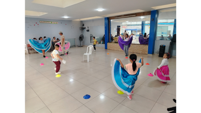 El Taller de Marinera ofrece a niños, jóvenes y adultos, la oportunidad de aprender uno de los bailes más representativos del Perú, combinando ritmo, elegancia y tradición, mostrando pasos, coreografías y técnicas, que promuevan el amor por nuestras raíces culturales.
Por su parte, el Taller de Box brinda una alternativa saludable para mejorar la condición física y aprender disciplina, desarrollando habilidades como la coordinación, la fuerza y la resistencia, en un ambiente seguro y guiado por un entrenador capacitado.
Marinera 💃 💃
L-M-V 5:00 p.m.-6:00 p.m. (Nuevos)
L-M-V 6:00 p.m. 7:00 p.m. (9-12 años)
L-M-V 7:00 p.m. 8:00 p.m. (13-17 años)
L-M-V 8:00 p.m. 9:00 p.m.  (adultos)
Precio: S/70
Boxeo 🥊 🥊
L-M-V 6:00 p.m. 7:00 p.m. (17 años a +)
Precio: S/70
Lugar: Casa de la Mujer  sito en Jirón Ancash cdra. 23, referencia costado de Tottus.
Ambos talleres te permiten conseguir una excelente forma de crecer como persona, ganar habilidades  y cuidar tu salud física y mental. 
¡No pierdas esta gran oportunidad, matricúlate ya, te esperamos!