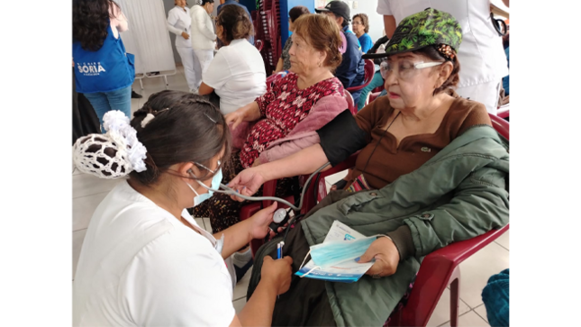 Esta importante actividad estuvo dirigida a los adultos mayores inscritos en el CIAM, con el objetivo de mejorar su salud, bienestar y calidad de vida , aliviando dolencias y problemas articulares a través de terapias especializadas , con el valioso apoyo del Instituto Arzobispo Loayza , quien brindó atención personalizada y orientación sobre ejercicios sencillos que los participantes podrán realizar en casa  para mantener su movilidad y autonomía.
La jornada fue totalmente gratuita  y contó con una gran acogida por parte de nuestros queridos adultos mayores, quienes disfrutaron de una mañana activa, saludable y llena de aprendizajes ☀️‍♂️.
Si deseas ser parte del CIAM y acceder a estas y muchas otras actividades en beneficio de los adultos mayores, te invitamos a acercarte a la Casa de la Mujer (cuadra 23 de la Av. Ancash) .
La atención es de lunes a viernes de 8:00 a.m. a 5:00 p.m. y los sábados de 8:00 a.m. a 1:00 p.m. .
¡Te esperamos para seguir promoviendo el bienestar de nuestros adultos mayores!