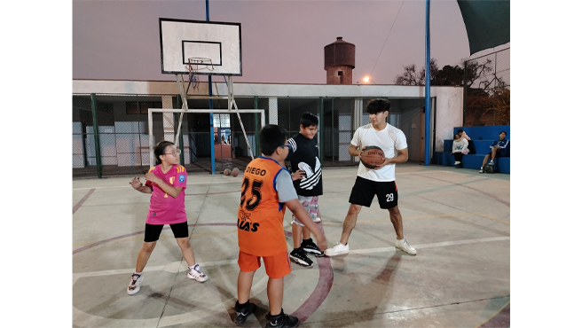 Niños y adolescentes vivieron una tarde llena de deporte, aprendizaje y diversión.
Con la guía de un entrenador profesional, los chicos practicaron dribbling, lanzamientos y trabajo en equipo. ¡La pasaron genial!
Esta es una gran oportunidad para que los niños hagan deporte, aprendan valores y se mantengan activos.
¿Cuándo son las clases? Martes, jueves y sábados 5:00 p.m. a 6:00 p.m. → Niños de 9 a 12 años 6:00 p.m. a 7:00 p.m. → Jóvenes de 13 a 17 años
Inversión: S/ 70 mensuales.
Lugar: Parque del Dinosaurio – El Agustino.
¡No te lo pierdas! Vive el básquet, haz nuevos amigos y mejora tu salud jugando.
¡ Te esperamos!