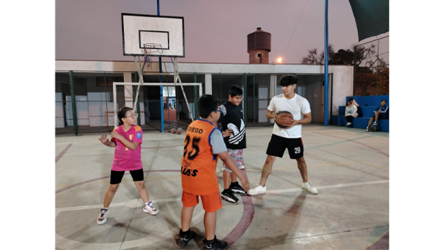 Niños y adolescentes vivieron una tarde llena de deporte, aprendizaje y diversión.
 Con la guía de un entrenador profesional, los chicos practicaron dribbling, lanzamientos y trabajo en equipo. ¡La pasaron genial!
Esta es una gran oportunidad para que los niños hagan deporte, aprendan valores y se mantengan activos. 
 ¿Cuándo son las clases? Martes, jueves y sábados  5:00 p.m. a 6:00 p.m. → Niños de 9 a 12 años  6:00 p.m. a 7:00 p.m. → Jóvenes de 13 a 17 años
Inversión: S/ 70 mensuales. 
Lugar: Parque del Dinosaurio – El Agustino.
¡No te lo pierdas!  Vive el básquet, haz nuevos amigos y mejora tu salud jugando.
¡ Te esperamos!