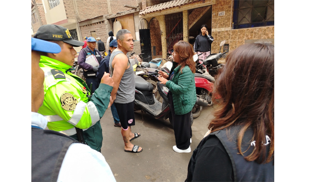 Calles como Hernán Cortés, Magallanes, Garcilaso de la Vega, Unión, César Vallejo, Fernando de Luque, Cristóbal Colón y Túpac Amaru fueron escenario de esta operación, motivada por reiteradas quejas vecinales que denunciaban desorden, inseguridad y contaminación visual.
Pese a las campañas de sensibilización previas, muchos vecinos hicieron caso omiso a las advertencias. Por ello, la comuna, en coordinación con sus distintas gerencias Seguridad Ciudadana, Transporte Local, Desarrollo Ambiental, Fiscalización y Participación Ciudadana, intensificó las medidas y procedió con sanciones y retiro de objetos que obstruían la vía pública.
El municipio aseguró que estos operativos continuarán en otras zonas, como parte del plan de recuperación de espacios públicos y fortalecimiento del orden en todo El Agustino.