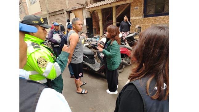 Calles como Hernán Cortés, Magallanes, Garcilaso de la Vega, Unión, César Vallejo, Fernando de Luque, Cristóbal Colón y Túpac Amaru fueron escenario de esta operación, motivada por reiteradas quejas vecinales que denunciaban desorden, inseguridad y contaminación visual.
Pese a las campañas de sensibilización previas, muchos vecinos hicieron caso omiso a las advertencias. Por ello, la comuna, en coordinación con sus distintas gerencias Seguridad Ciudadana, Transporte Local, Desarrollo Ambiental, Fiscalización y Participación Ciudadana, intensificó las medidas y procedió con sanciones y retiro de objetos que obstruían la vía pública.
El municipio aseguró que estos operativos continuarán en otras zonas, como parte del plan de recuperación de espacios públicos y fortalecimiento del orden en todo El Agustino.