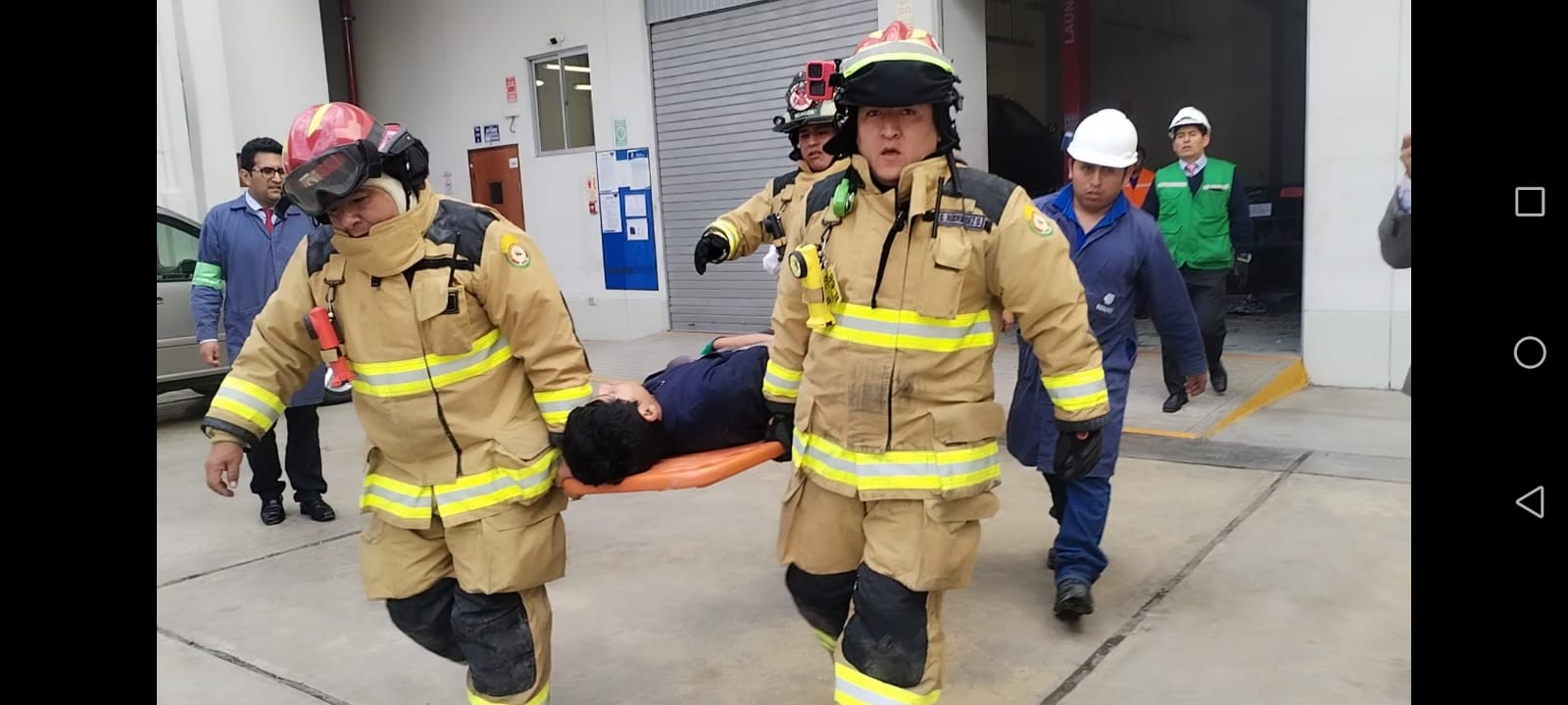 las unidades de bomberos desplegaron acciones simuladas de rescate, evacuación y atención de heridos, mostrando un alto nivel de coordinación operativa y compromiso institucional