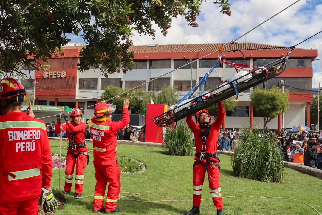 las unidades de bomberos desplegaron acciones simuladas de rescate, evacuación y atención de heridos, mostrando un alto nivel de coordinación operativa y compromiso institucional