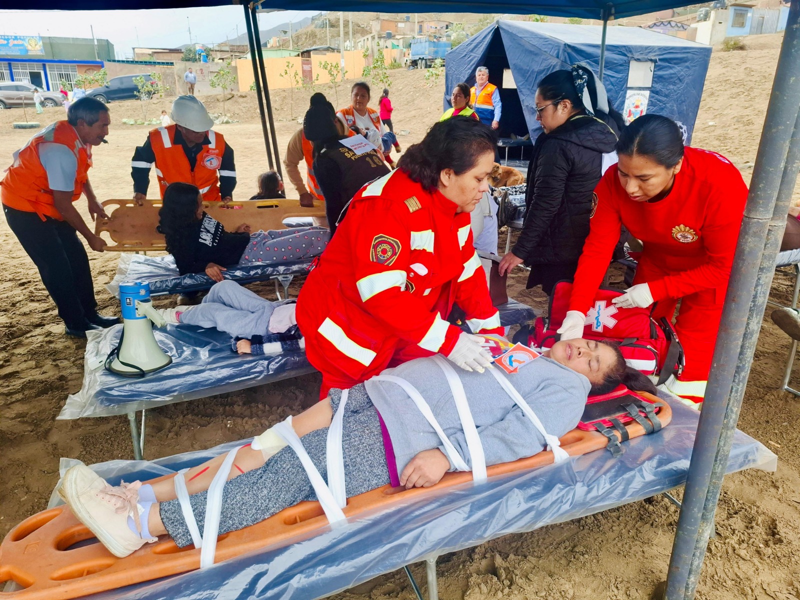 las unidades de bomberos desplegaron acciones simuladas de rescate, evacuación y atención de heridos, mostrando un alto nivel de coordinación operativa y compromiso institucional