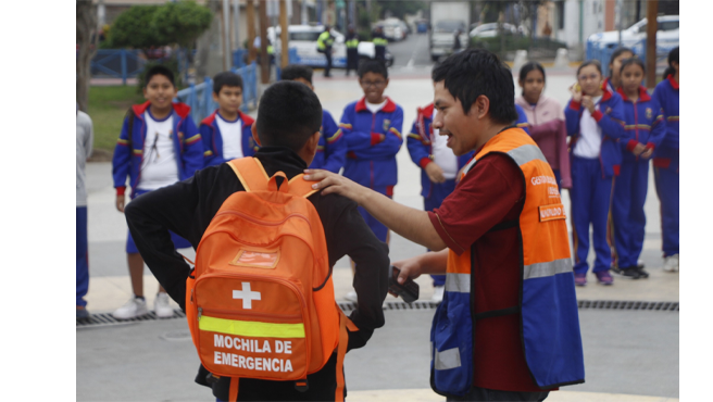 Este ejercicio tuvo como objetivo principal evaluar la capacidad de respuesta de las autoridades y de la población, como sismos u otros peligros asociados.
La actividad permitió medir el nivel de organización, coordinación y preparación de nuestra comunidad. Cabe destacar que el simulacro se desarrolló de manera simultánea en diversas partes del país, y nuestro distrito no fue la excepción.
Durante la jornada, se contó con la valiosa participación de distintas Instituciones Educativas del distrito. Sus estudiantes realizaron simulaciones de evacuación, atención de personas heridas y acciones de primeros auxilios, demostrando un alto nivel de compromiso y responsabilidad frente a situaciones de riesgo.
Este tipo de ejercicios forman parte de las estrategias nacionales orientadas a fomentar una sociedad más preparada, organizada y resiliente. La Municipalidad de El Agustino reafirma su compromiso de seguir promoviendo acciones que protejan la vida e integridad de todos nuestros vecino.