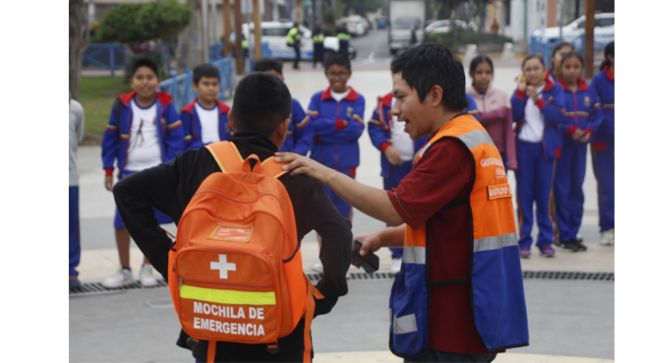 Este ejercicio tuvo como objetivo principal evaluar la capacidad de respuesta de las autoridades y de la población, como sismos u otros peligros asociados.
La actividad permitió medir el nivel de organización, coordinación y preparación de nuestra comunidad. Cabe destacar que el simulacro se desarrolló de manera simultánea en diversas partes del país, y nuestro distrito no fue la excepción.
Durante la jornada, se contó con la valiosa participación de distintas Instituciones Educativas del distrito. Sus estudiantes realizaron simulaciones de evacuación, atención de personas heridas y acciones de primeros auxilios, demostrando un alto nivel de compromiso y responsabilidad frente a situaciones de riesgo.
Este tipo de ejercicios forman parte de las estrategias nacionales orientadas a fomentar una sociedad más preparada, organizada y resiliente. La Municipalidad de El Agustino reafirma su compromiso de seguir promoviendo acciones que protejan la vida e integridad de todos nuestros vecino.