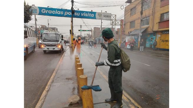 Gracias al trabajo articulado de la Municipalidad de El Agustino a través de la Gerencia de Desarrollo Ambiental, se logró dejar impecable la berma central de la Av. Riva Agüero hasta el Óvalo La Paz.
Esta jornada marca el inicio de un plan integral de limpieza y orden que llegará a cada rincón del distrito, descentralizando las acciones para lograr calles más limpias, seguras y saludables para todos.
¡Y esto recién comienza!
En los próximos días, seguiremos interviniendo más zonas estratégicas.
Vecino, súmate al cambio. Ayúdanos a cuidar nuestros espacios comunes, porque un distrito limpio lo construimos entre todos.