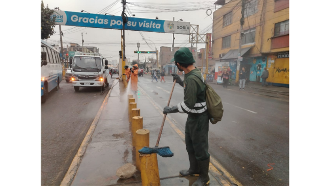 Gracias al trabajo articulado de la Municipalidad de El Agustino a través de la Gerencia de Desarrollo Ambiental, se logró dejar impecable la berma central de la Av. Riva Agüero hasta el Óvalo La Paz. 
 Esta jornada marca el inicio de un plan integral de limpieza y orden que llegará a cada rincón del distrito, descentralizando las acciones para lograr calles más limpias, seguras y saludables para todos.
 ¡Y esto recién comienza!
En los próximos días, seguiremos interviniendo más zonas estratégicas.
 Vecino, súmate al cambio. Ayúdanos a cuidar nuestros espacios comunes, porque un distrito limpio lo construimos entre todos.
