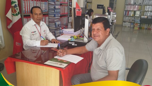 Archivo jpg sobre la imagen de firma de convenio entre el alcalde Pozuzo y Llamkasun Perú