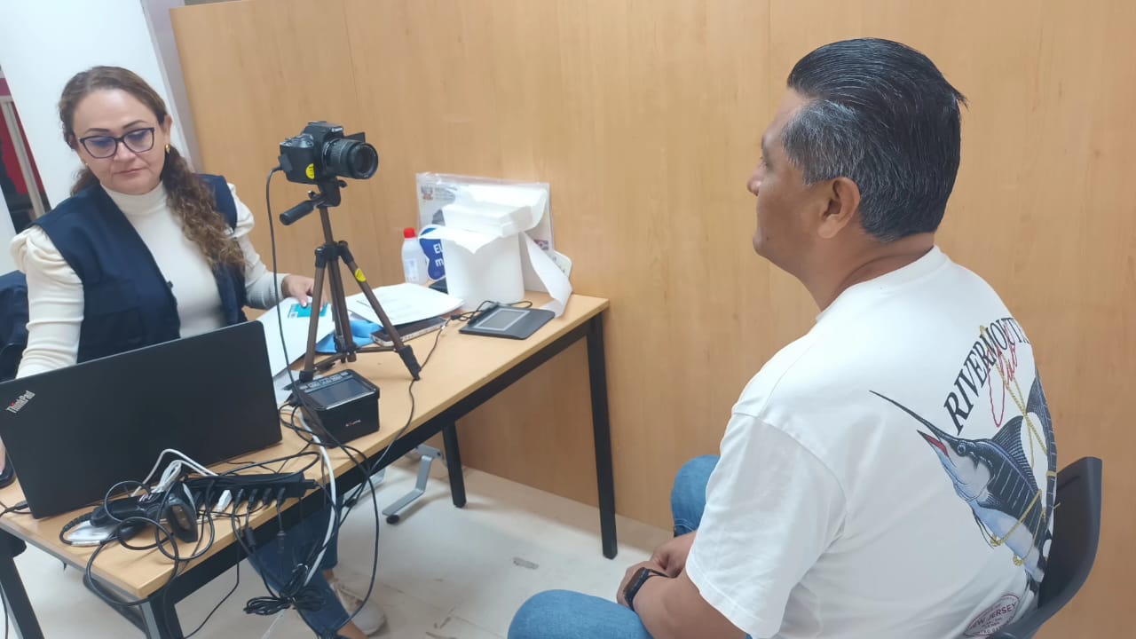 Ciudadano realizando trámite de DNI