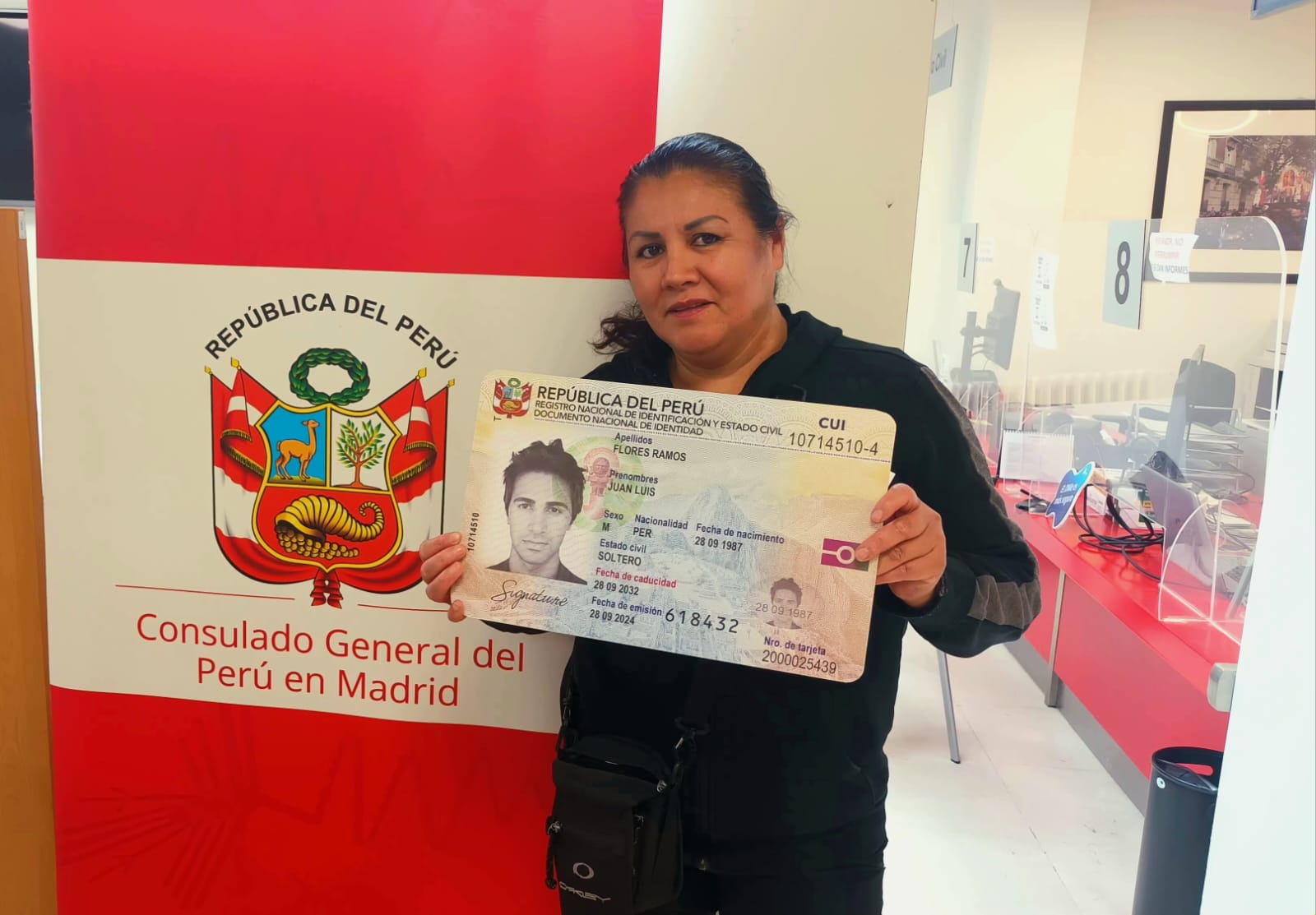 Ciudadana realizando trámite de DNI