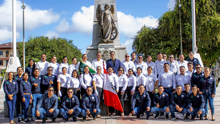 Foto protocolar de participantes en el desfile