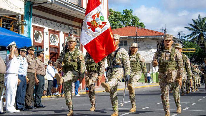 Militares desfilando