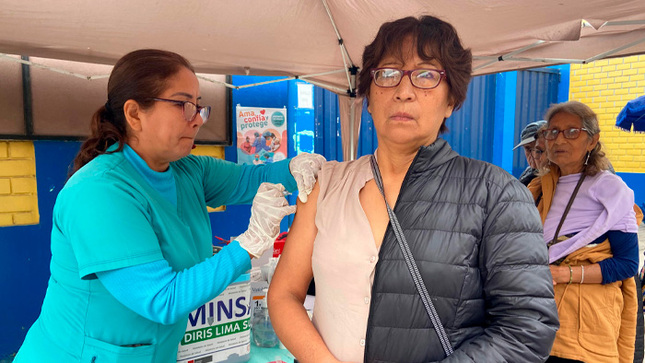 DIRIS Lima Sur fortalece vacunación contra enfermedades respiratorias para adultos mayores