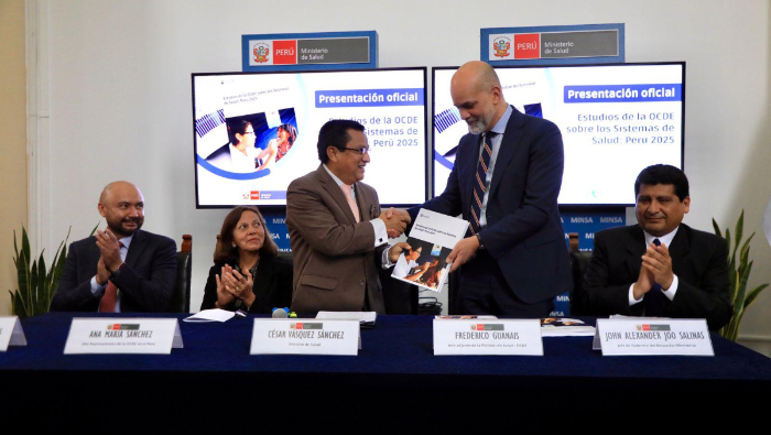 INSN participa de la entrega del informe sobre sistemas de salud en el Perú