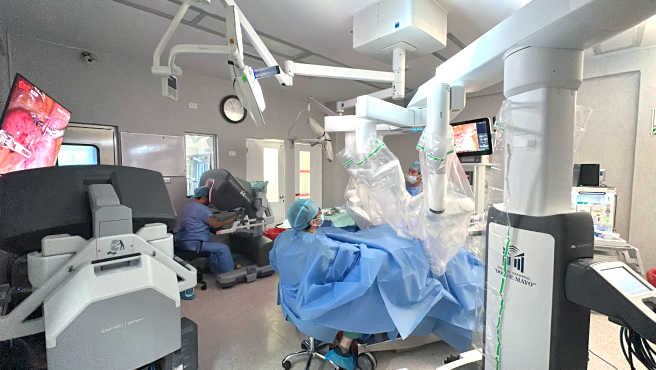 El Hospital Dos de Mayo alcanza la cirugía robótica N° 200 con exitoso caso de corrección de prolapso uterino