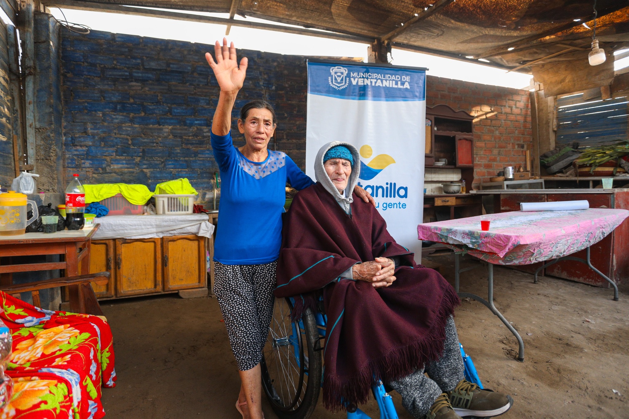🤝 Una gestión con rostro humano: el alcalde Jhovinson entregó sillas de ruedas en Pachacútec, apoyando a los más vulnerables. ¡Por una sociedad inclusiva y solidaria! ♿