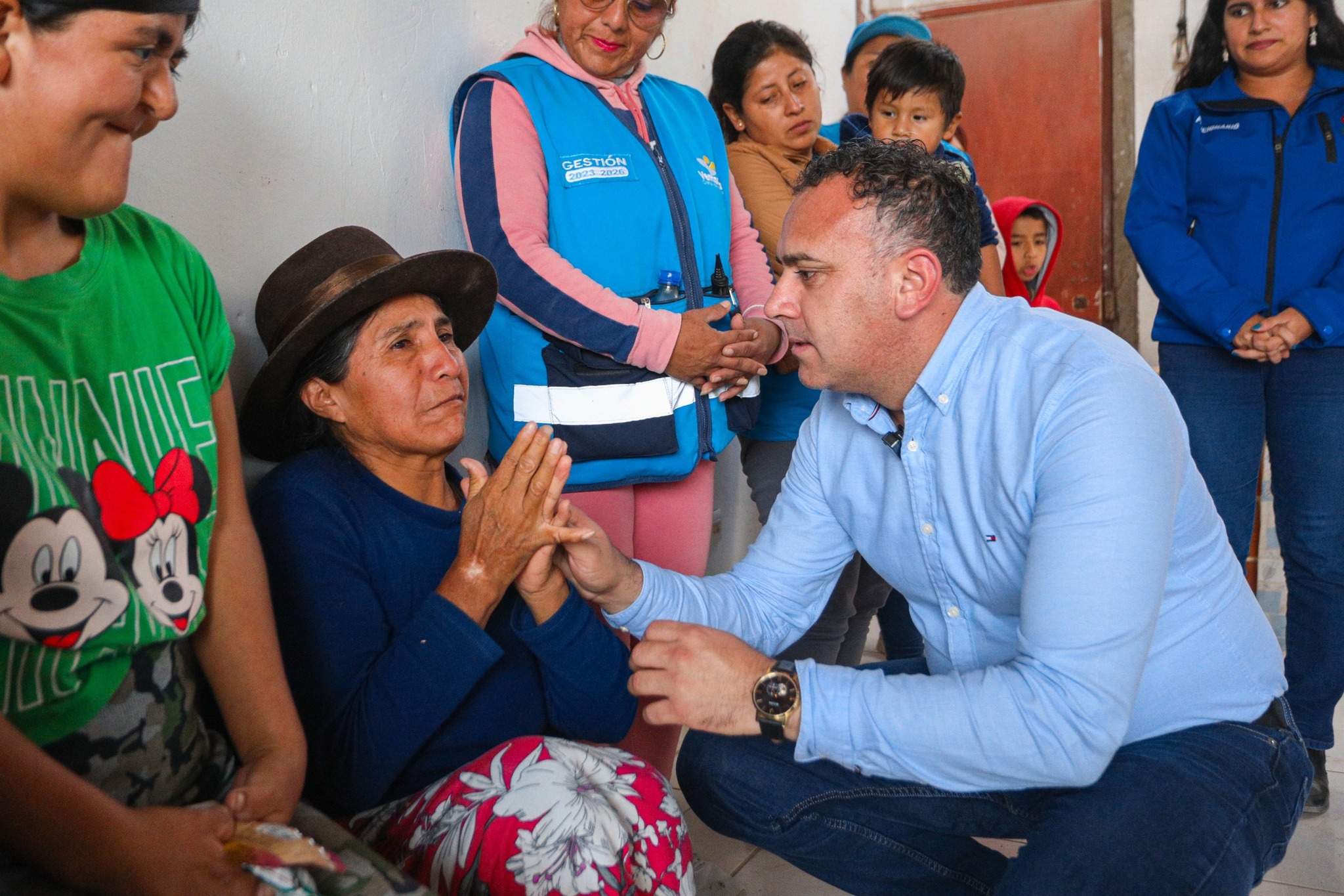 🤝 Una gestión con rostro humano: el alcalde Jhovinson entregó sillas de ruedas en Pachacútec, apoyando a los más vulnerables. ¡Por una sociedad inclusiva y solidaria! ♿