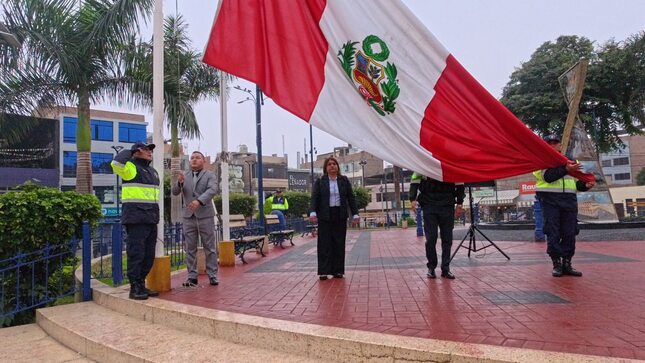 Se realizó izamiento del pabellón nacional en la plaza de Huaral