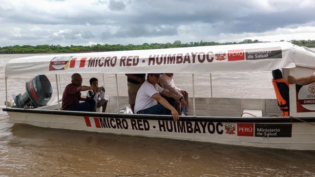 Con presencia de las principales autoridades y pobladores del distrito de Huimbayoc, esta mañana se hizo la entrega de la ambulancia fluvial al Centro de Salud.