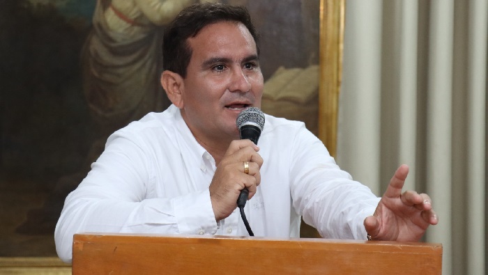 Alcalde recibe agradecimiento de vecinos.